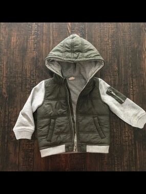 Kids Quilted Hooded Puffer Jacket in Olive with Grey Sleeves Size 9 Months